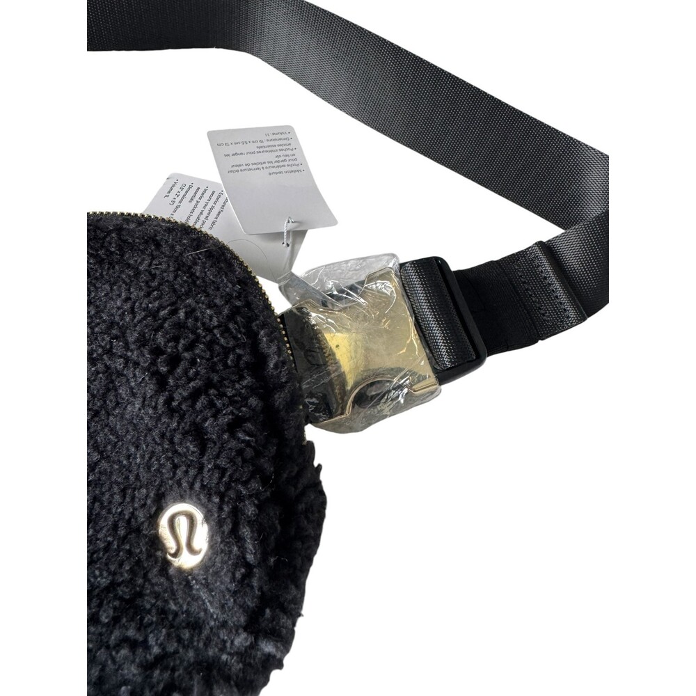 Lululemon Everywhere Belt Bag Fleece Black LU9B18S gold hardware NWT - Picture 3 of 8